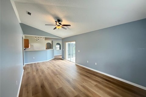 House in Winter Haven, Florida 3 bedrooms, 144.46 sq.m. № 2393729 - photo 14