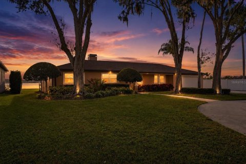 House in Lakeland, Florida 3 bedrooms, 244.52 sq.m. № 2106869