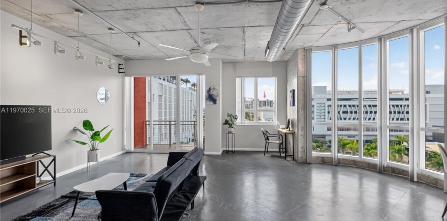 Кондоминиум с 2 спальнями в Майами, Флорида № 2036202