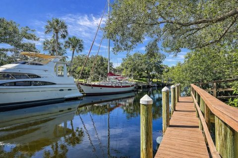 House in Sarasota, Florida 4 bedrooms, 195.56 sq.m. № 2284342