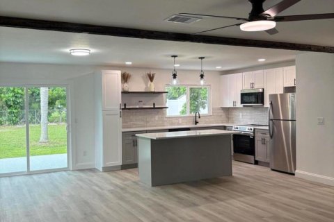 House in Port St. Lucie, Florida 2 bedrooms, 109.25 sq.m. № 2399630 - photo 4