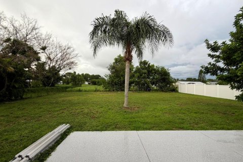 House in Port St. Lucie, Florida 2 bedrooms, 109.25 sq.m. № 2399630 - photo 13