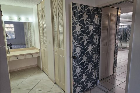Condo in Sunny Isles Beach, Florida, 2 bedrooms  № 1955289 - photo 27