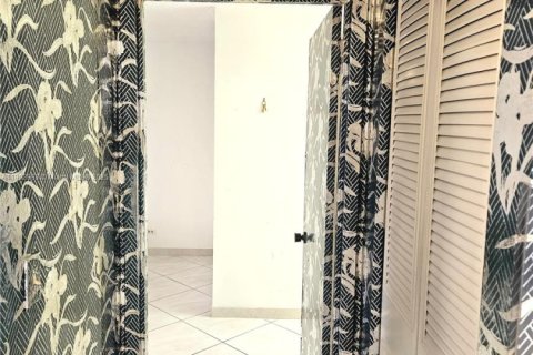 Condo in Sunny Isles Beach, Florida, 2 bedrooms  № 1955289 - photo 24