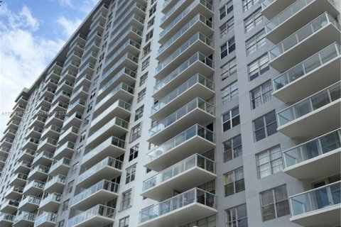 Condo in Sunny Isles Beach, Florida, 2 bedrooms  № 1955289 - photo 19