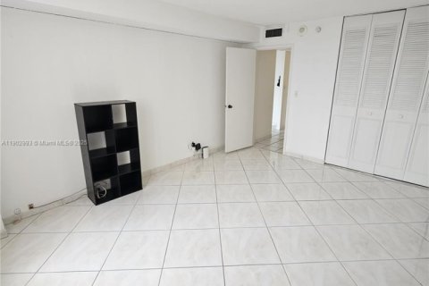 Condo in Sunny Isles Beach, Florida, 2 bedrooms  № 1955289 - photo 28