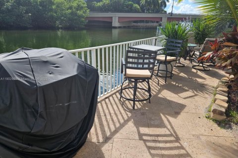 Condo in Sunny Isles Beach, Florida, 2 bedrooms  № 1955289 - photo 18