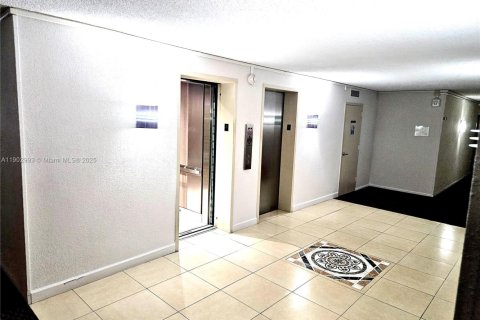 Condo in Sunny Isles Beach, Florida, 2 bedrooms  № 1955289 - photo 13