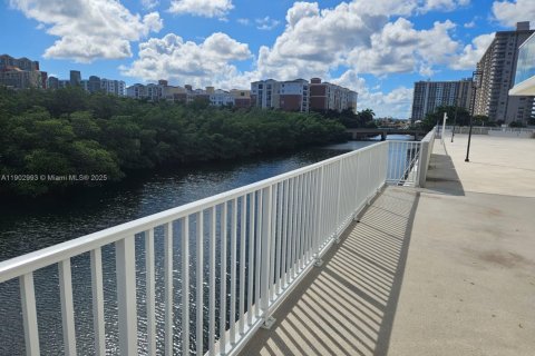 Condo in Sunny Isles Beach, Florida, 2 bedrooms  № 1955289 - photo 15