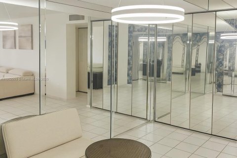 Condo in Sunny Isles Beach, Florida, 2 bedrooms  № 1955289 - photo 8