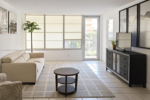 Condo in Sunny Isles Beach, Florida, 2 bedrooms  № 1955289 - photo 9