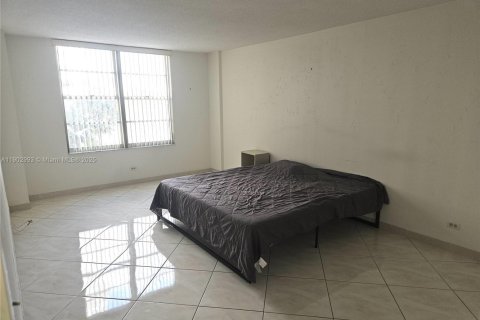 Condo in Sunny Isles Beach, Florida, 2 bedrooms  № 1955289 - photo 23