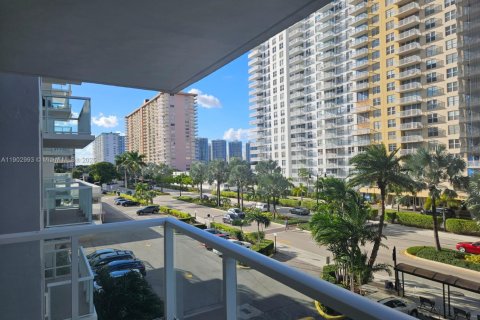 Condo in Sunny Isles Beach, Florida, 2 bedrooms  № 1955289 - photo 4
