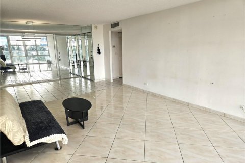 Condo in Sunny Isles Beach, Florida, 2 bedrooms  № 1955289 - photo 26