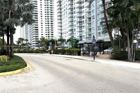 Condo in Sunny Isles Beach, Florida, 2 bedrooms  № 1955289 - photo 20