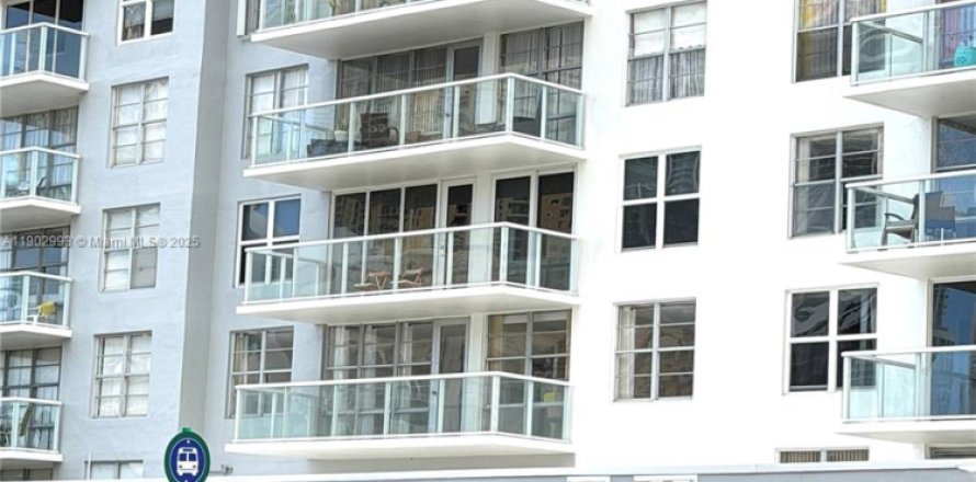 Condo in Sunny Isles Beach, Florida, 2 bedrooms  № 1955289