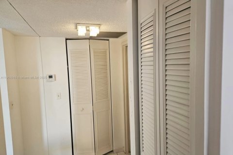 Condo in Sunny Isles Beach, Florida, 2 bedrooms  № 1955289 - photo 7