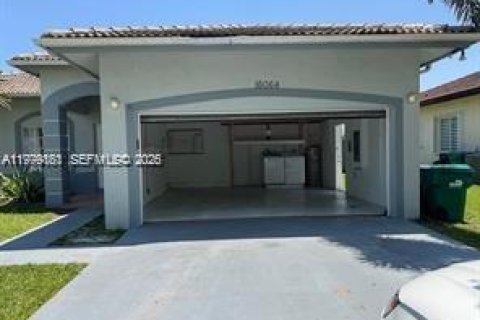 Снять в аренду виллу или дом в Майами, Флорида 3 спальни, 166.39м2, № 2046434 - фото 2