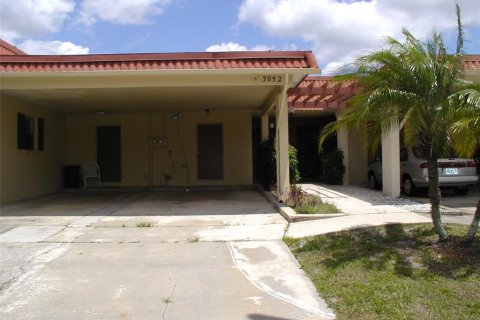 House in New Port Richey, Florida 2 bedrooms, 88.91 sq.m. № 2123448