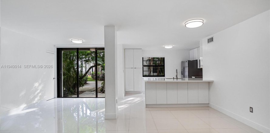 Townhouse in Aventura, Florida 2 bedrooms, 101.82 sq.m. № 1997316