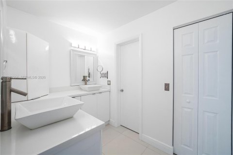 Townhouse in Aventura, Florida 2 bedrooms, 101.82 sq.m. № 1997316 - photo 16