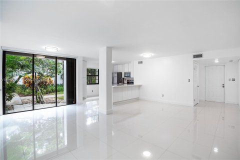 Townhouse in Aventura, Florida 2 bedrooms, 101.82 sq.m. № 1997316 - photo 4