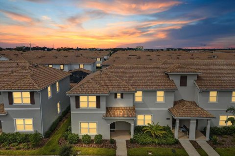 Townhouse in STOREY LAKE in Kissimmee, Florida 5 bedrooms, 201.41 sq.m. № 2098269 - photo 2