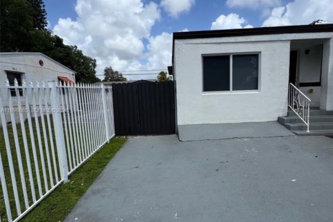 Apartamento en alquiler en Miami, Florida, 23.23 m2 № 2058543 - foto 8