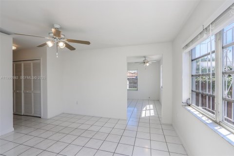 Купить коммерческую недвижимость в Майами, Флорида № 2057964 - фото 8