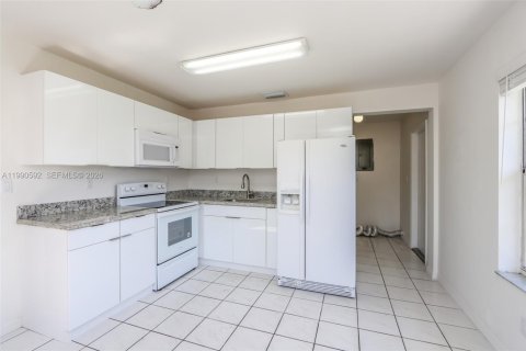 Купить коммерческую недвижимость в Майами, Флорида № 2057964 - фото 11