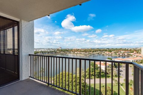 Condo in Tierra Verde, Florida, 2 bedrooms  № 1907344 - photo 24