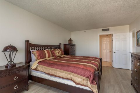 Condo in Tierra Verde, Florida, 2 bedrooms  № 1907344 - photo 15