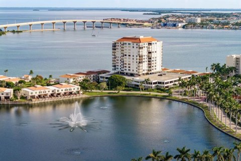 Condo in Tierra Verde, Florida, 2 bedrooms  № 1907344 - photo 1
