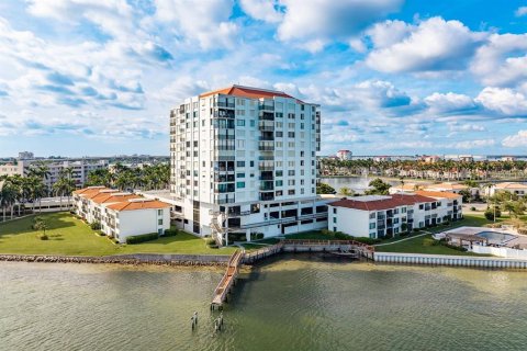 Condo in Tierra Verde, Florida, 2 bedrooms  № 1907344 - photo 29