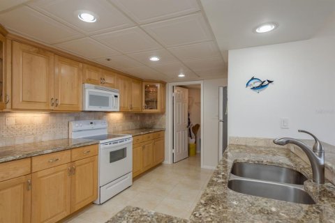 Condo in Tierra Verde, Florida, 2 bedrooms  № 1907344 - photo 11
