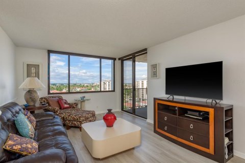 Condo in Tierra Verde, Florida, 2 bedrooms  № 1907344 - photo 8