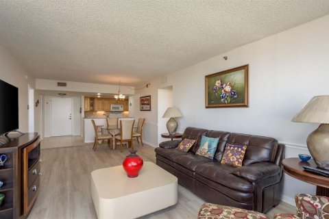 Condo in Tierra Verde, Florida, 2 bedrooms  № 1907344 - photo 9