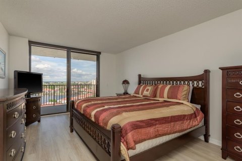 Condo in Tierra Verde, Florida, 2 bedrooms  № 1907344 - photo 14