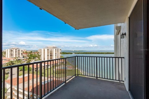 Condo in Tierra Verde, Florida, 2 bedrooms  № 1907344 - photo 23