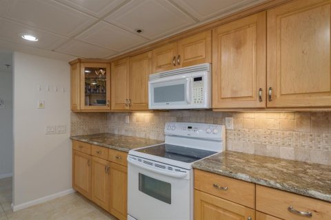 Condo in Tierra Verde, Florida, 2 bedrooms  № 1907344 - photo 13