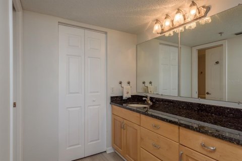 Condo in Tierra Verde, Florida, 2 bedrooms  № 1907344 - photo 19