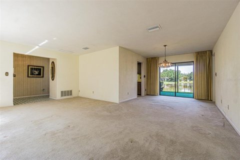 House in Saint Petersburg, Florida 3 bedrooms, 170.01 sq.m. № 1615256 - photo 4