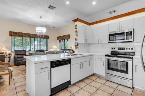 Купить виллу или дом в Майами, Флорида 3 спальни, 179.02м2, № 2050857 - фото 9