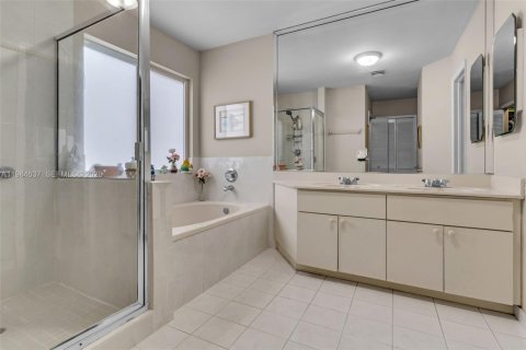 Купить виллу или дом в Майами, Флорида 3 спальни, 179.02м2, № 2050857 - фото 25