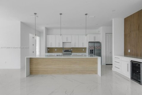 Снять в аренду виллу или дом в Кейп-Корал, Флорида 3 спальни, 198.35м2, № 1958083 - фото 3