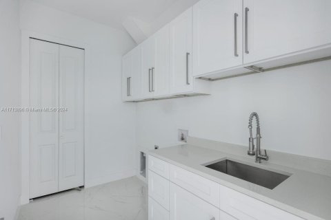 Снять в аренду виллу или дом в Кейп-Корал, Флорида 3 спальни, 198.35м2, № 1958083 - фото 11