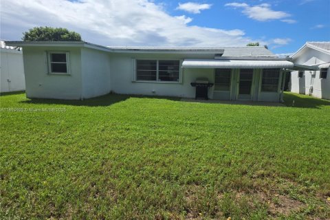 Villa ou maison à louer à Boynton Beach, Floride: 2 chambres, 109.62 m2 № 1947051 - photo 2