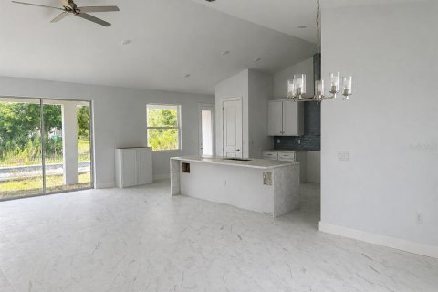 House in Englewood, Florida 3 bedrooms, 189.71 sq.m. № 2208604 - photo 4