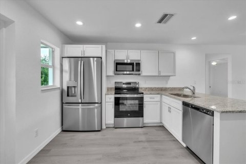 House in Punta Gorda, Florida 2 bedrooms, 89.37 sq.m. № 1911388 - photo 4