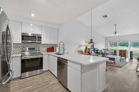 House in Tamarac, Florida 2 bedrooms, 105.72 sq.m. № 2008913 - photo 3